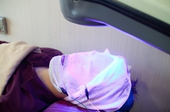 피부 시술 받는 모습