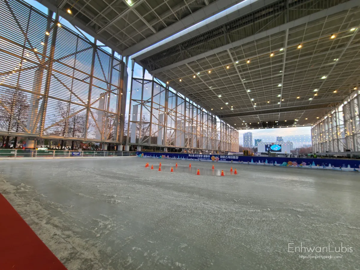 유아용-얼음썰매장-천장에-불켜진
