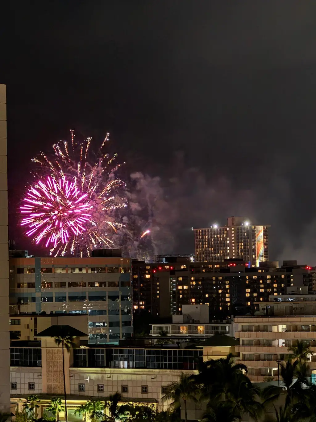 하와이 밤의 불꽃놀이 장면