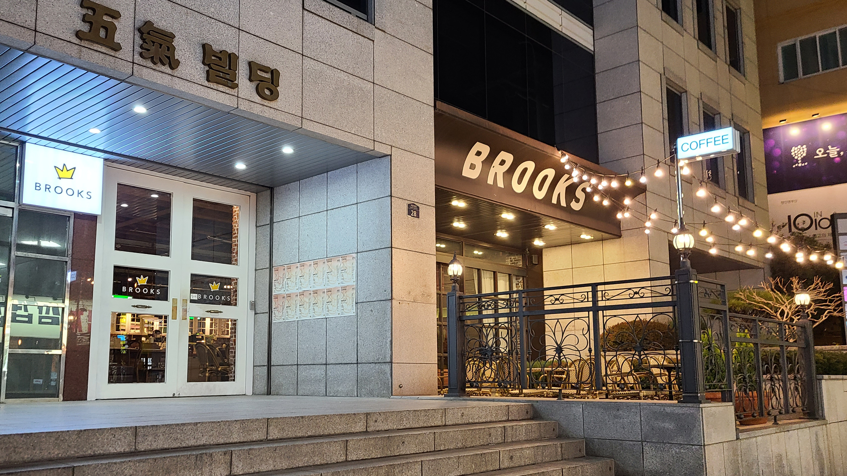 CAFE BROOKS