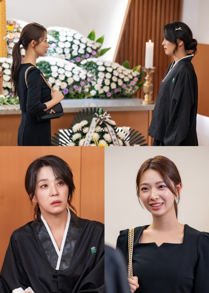 장례식장에서 마주 선 나세리와 도도희의 가족관계증명서 스틸