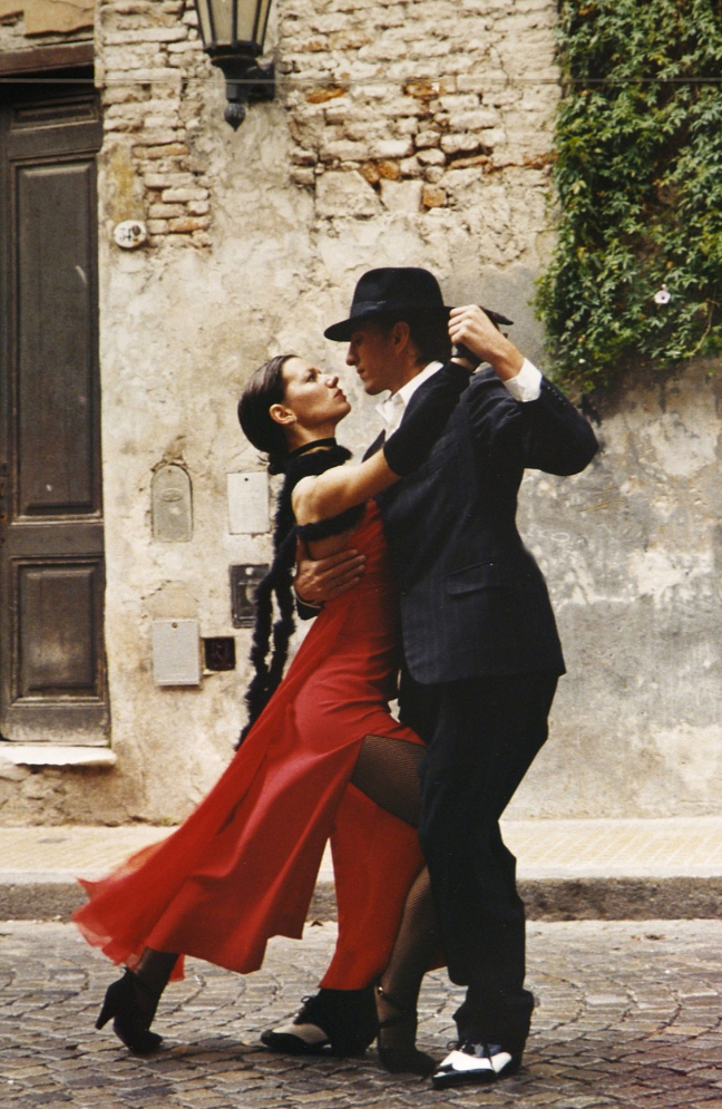 탱고를 추고 있는 두 사람