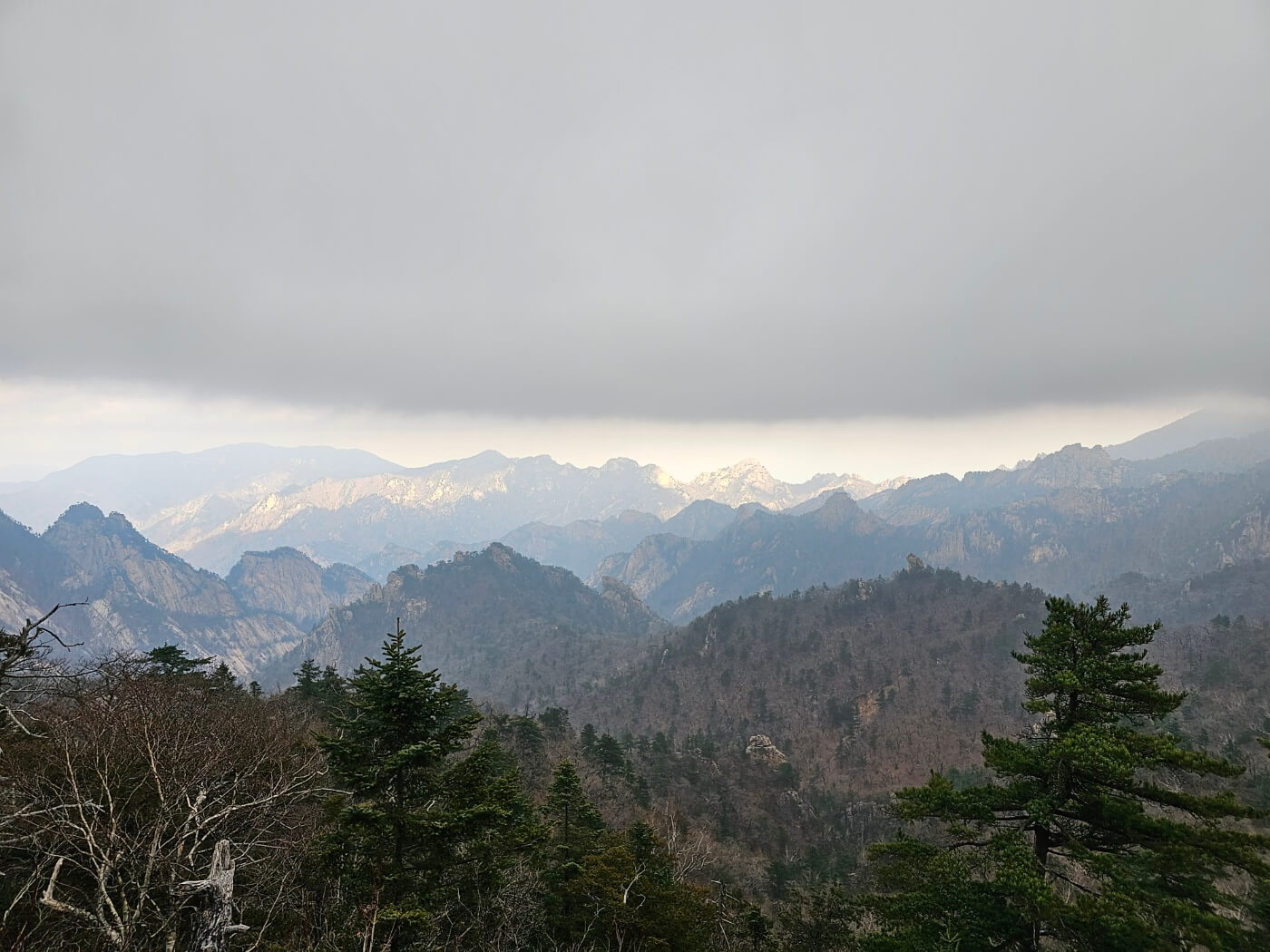 설악산 중반에서 바란본 산맥