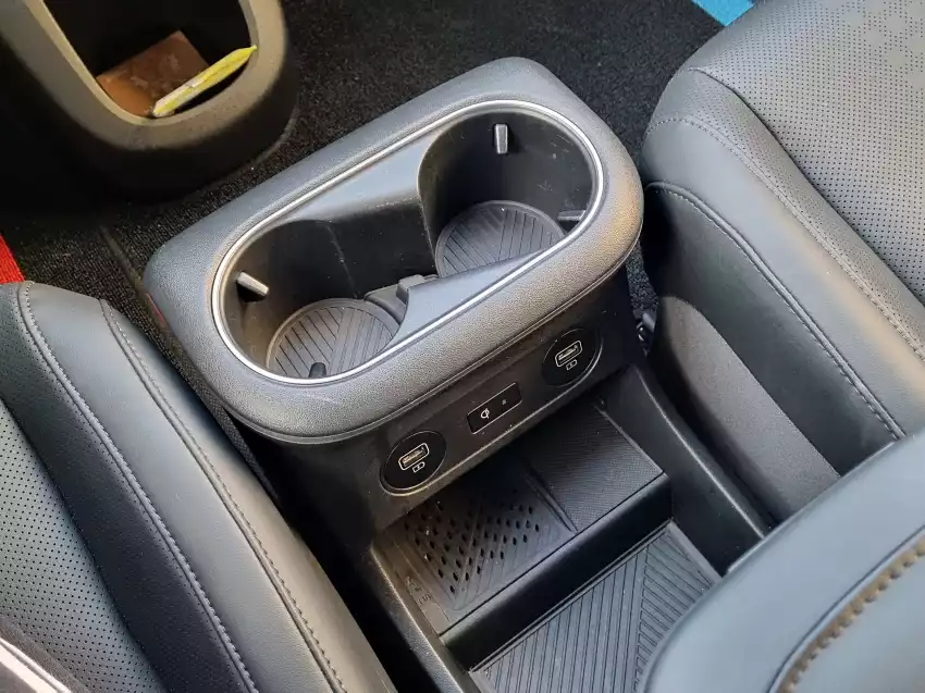 아이오닉 5의 유니버설 센터콘솔은 이렇습니다.