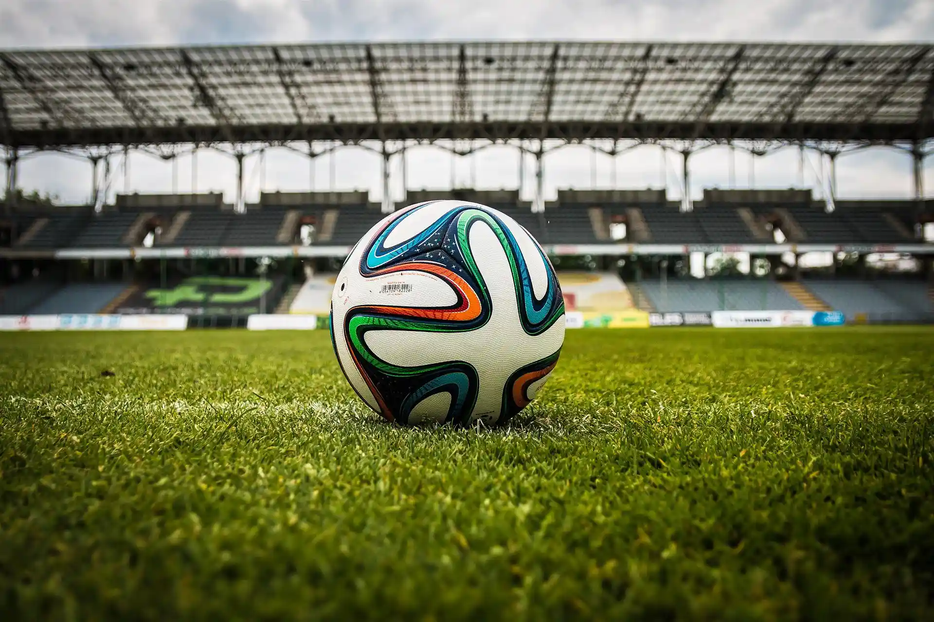 축구 경기장 위의 축구공