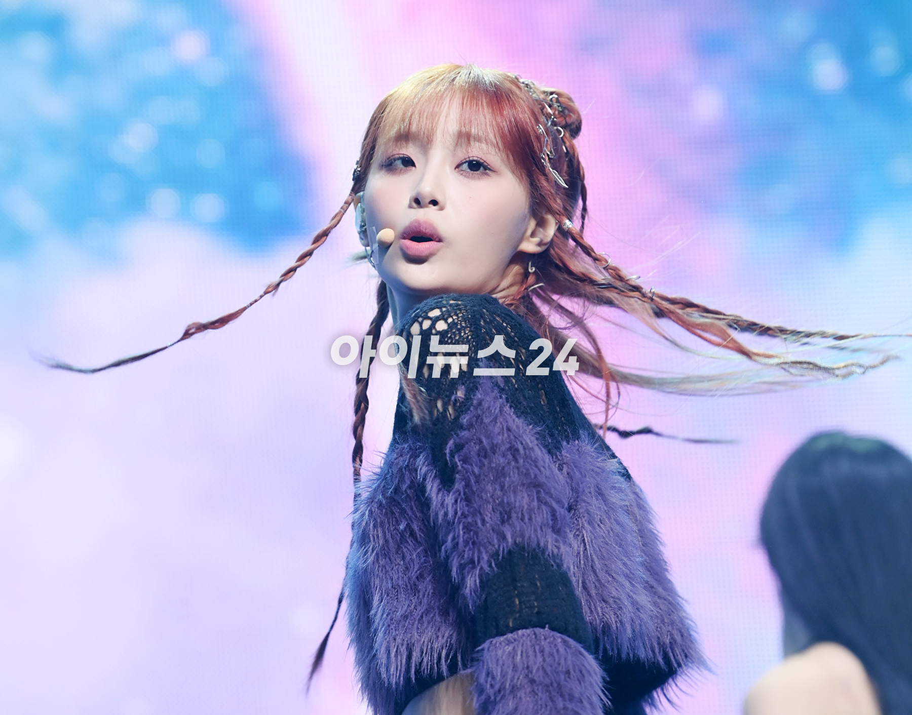 가수 츄가 18일 오후 서울 광진구 예스24라이브홀에서 열린 츄(CHUU) 첫 번째 미니앨범 '하울' 발매 기념 쇼케이스에서 타이틀곡 '하울' 무대를 선보이고 있다. [사진=정소희 기자]