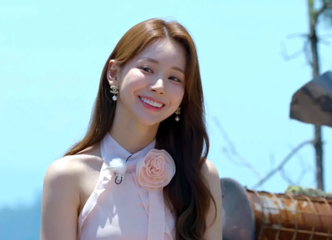 솔로지옥 3-
분홍색 천으로 된 장미 꽃이 달린 나시 옷을 입고 긴 갈생 웨이브 머리에 양쪽 귀걸이를 하고 웃고 있는 김규리