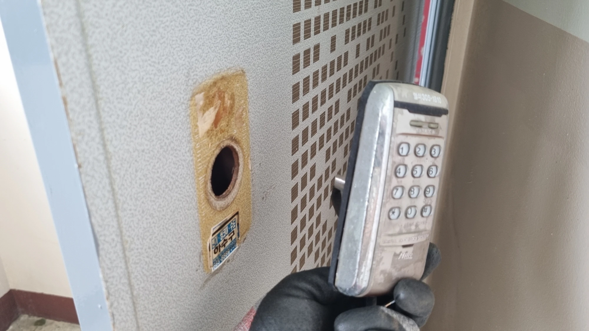 실외 도어락 뗀 모습