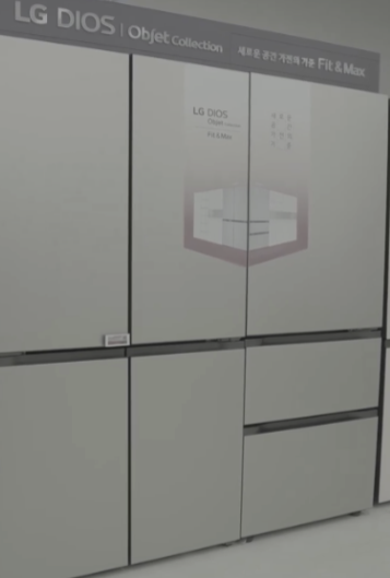 LG전자 베스트샵 매장에 진열된 LG 디오스 오브제컬렉션 냉장고의 웅장한 전신 실물 모습