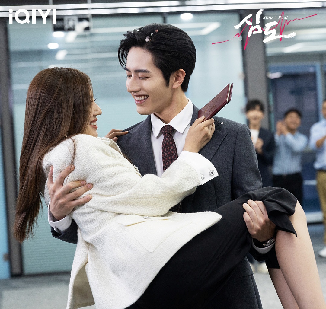 이런장면-남자가 여자를 안아서 가는 장면