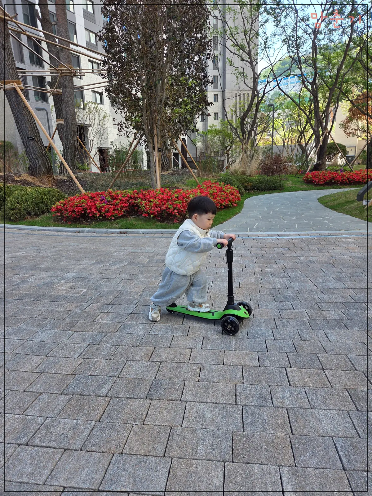 유아킥보드-람보르기니킥보드-라임색-킥보드타는중인-27개월아이