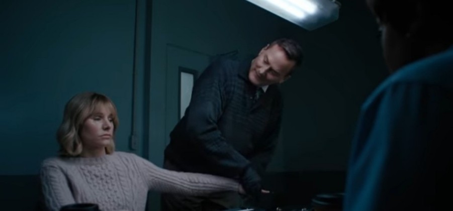 심문을 받는 여성의 모습