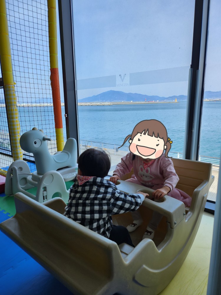 배 장난감을 타는 아이들