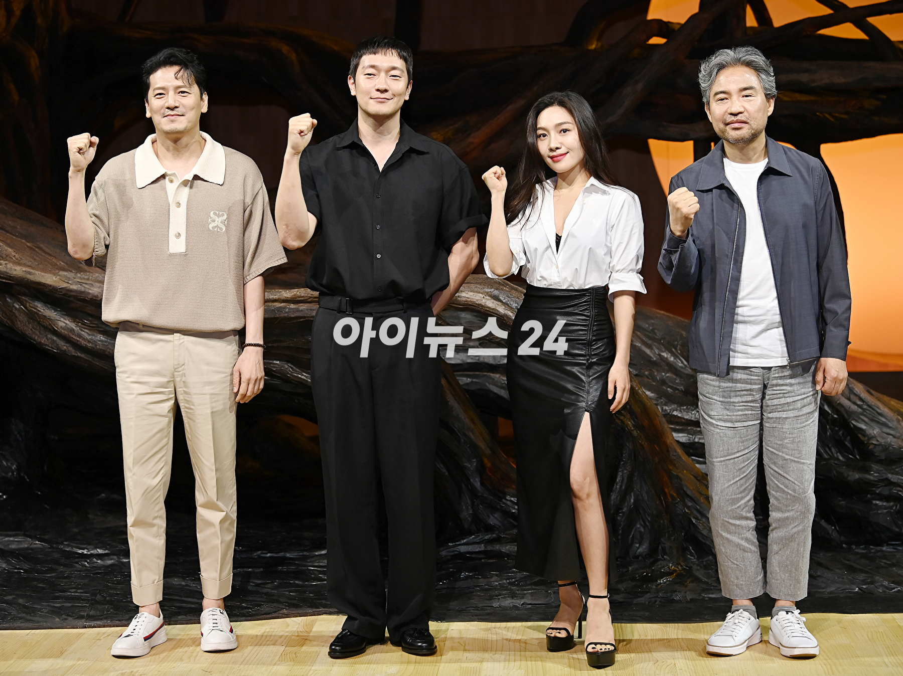 배우 이도엽&#44; 손석구&#44; 최희서&#44; 김용준이 27일 오후 서울 강서구 LG아트센터 서울에서 열린 연극 &#39;나무 위의 군대&#39; 기자간담회에서 포토타임을 갖고 있다. [사진=곽영래 기자]