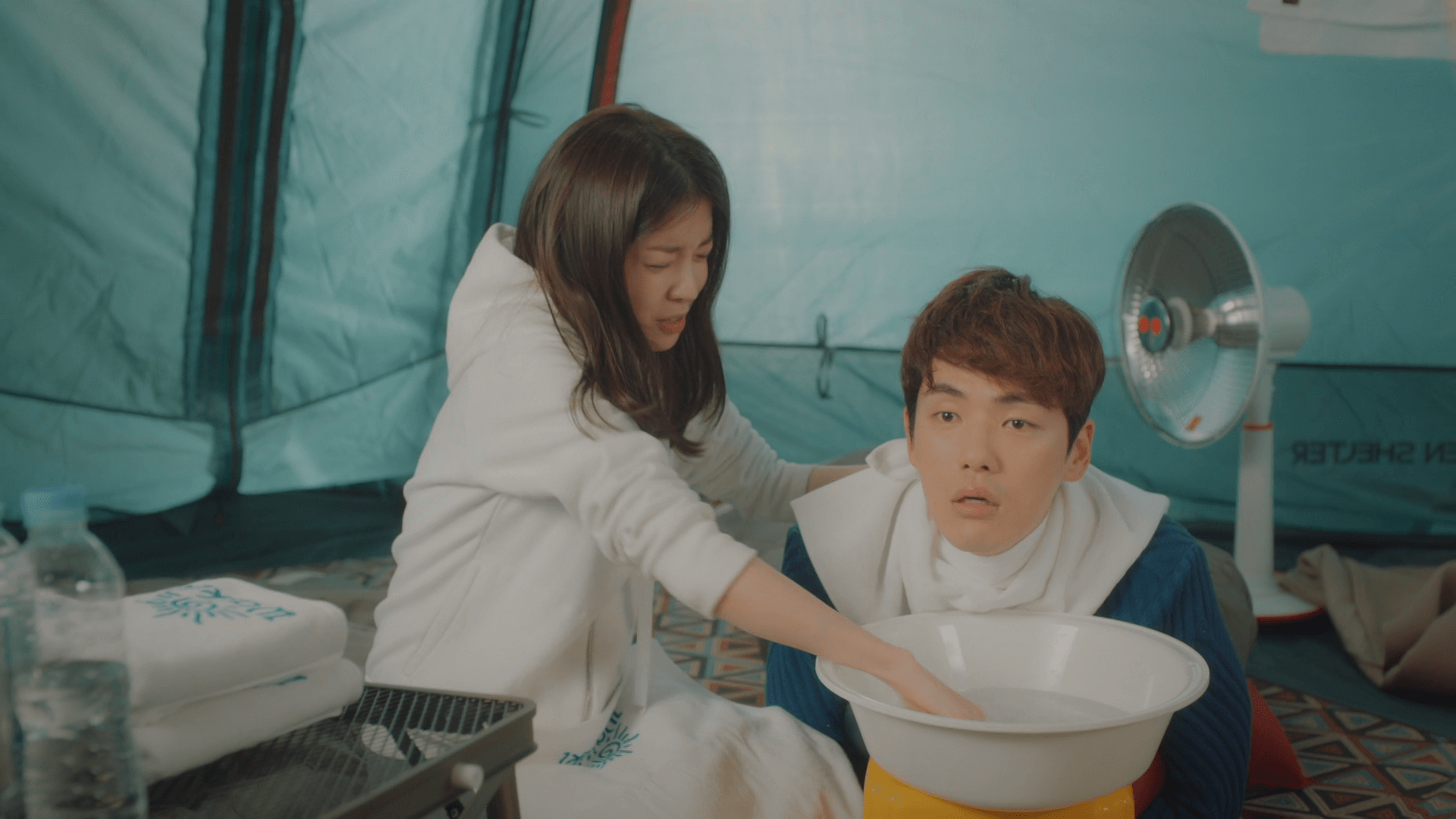 넷플릭스 '으라차차 와이키키' 시즌1 5화 - 아픈 강동구 세수를 도와주는 한윤아