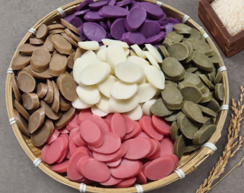 6시내고향 창원 오색가래떡 썰어 놓은 모습