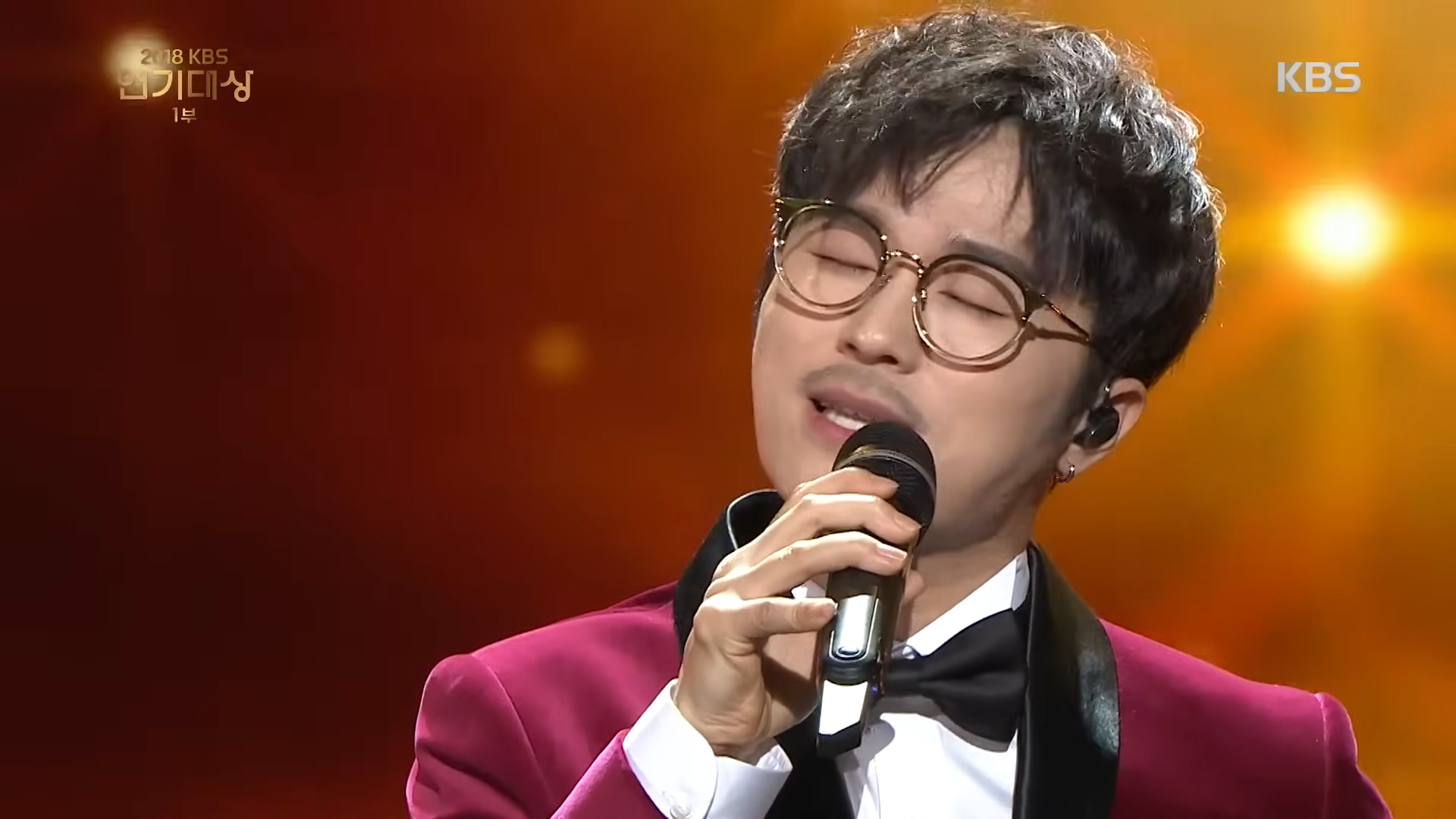 KBS 연기대상- 1부 축하공연 그런 사람 또 없습니다(하나뿐인 내편 OST) - 김명훈.20181231 4-15 screenshot