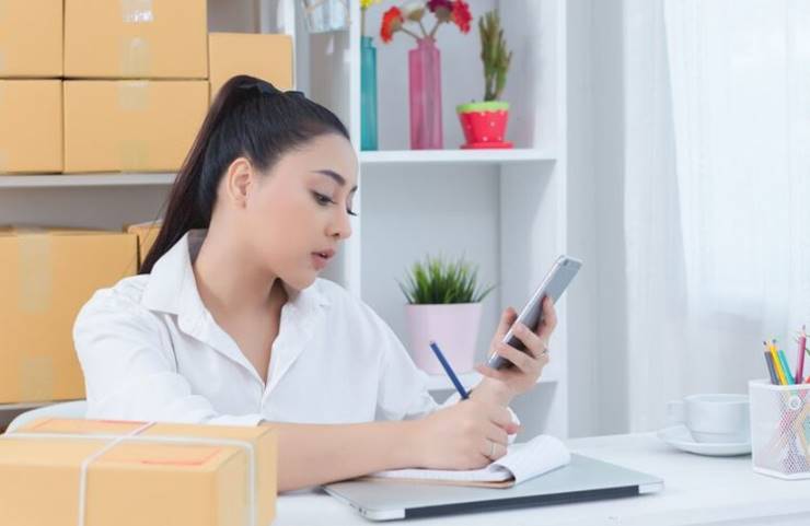 택배를 보내는 여자