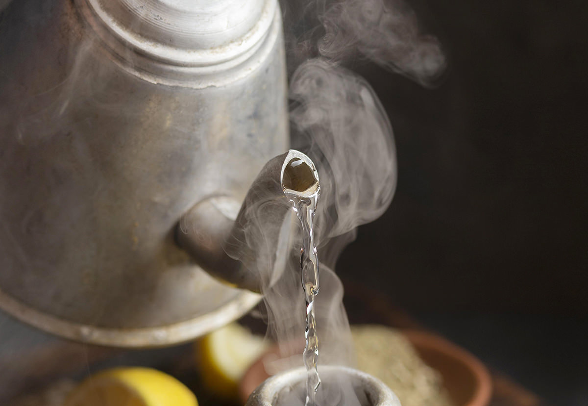 주전자에서 뜨거운 물이 김이 흘러나오는 모습