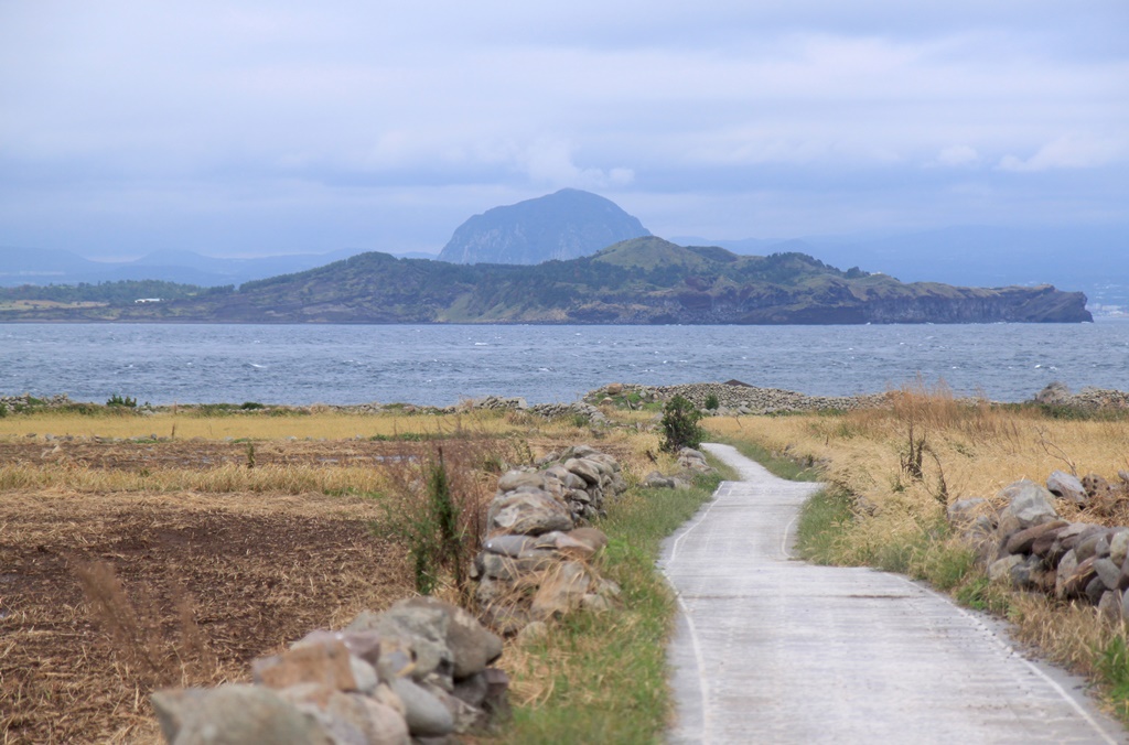 0-1코스 가파도에서 내륙방향으로 바라본 산방산과 한라산 촬영사진.