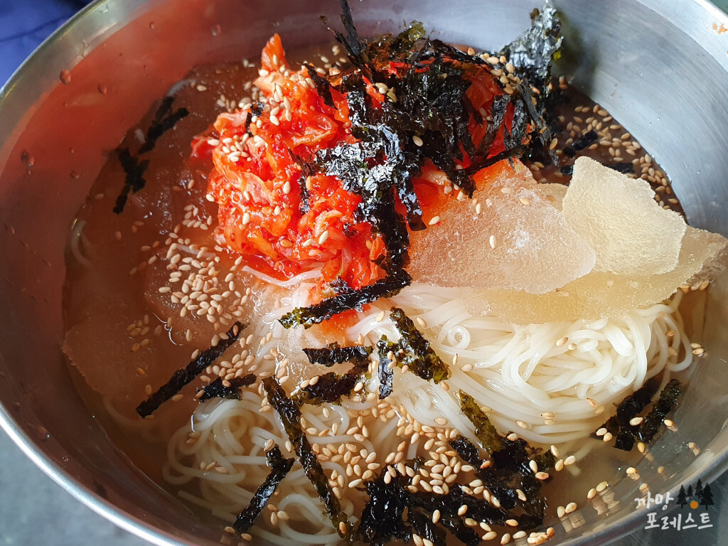 대평 흑돼지 김치말이 국수