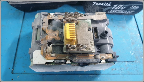 마끼다 배터리 내부