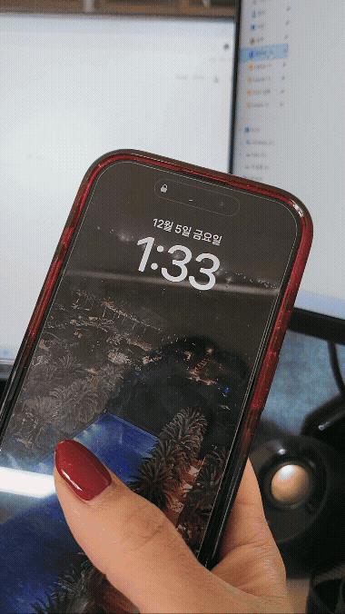 겨울철 아이폰 잠금 화면을 켜는 모습, 배터리 설정 설명에 사용할 실제 아이폰 손에 들고 보여주는 영상 GIF