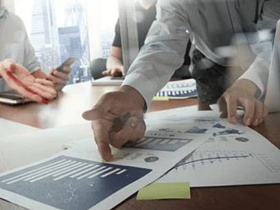 서류를-가르키는-손