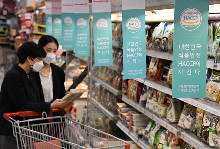 'HACCP(해썹) 바로알기 캠페인'. 2021.5.23 (ⓒ뉴스1, 무단 전재-재배포 금지)

[출처] 대한민국 정책브리핑(www.korea.kr)