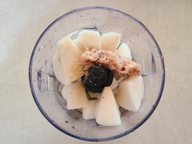 믹서기에 넣은 파김치 재료들