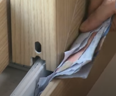 창틀에-신문지고정