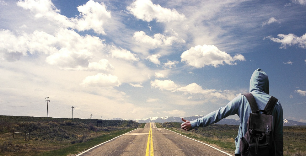 영화 히처 The Hitcher 세이 예스 Say Yes — 끝없이 펼쳐진 고속도로에서 히치하이킹하는 후드 인물 사진, 스릴러 분위기