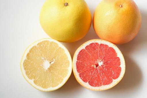 자몽은 상큼한 맛으로 인기있는 과일이지만 특정 약물과는 상호작용을 일으키기 때문에 주의해야 합니다.