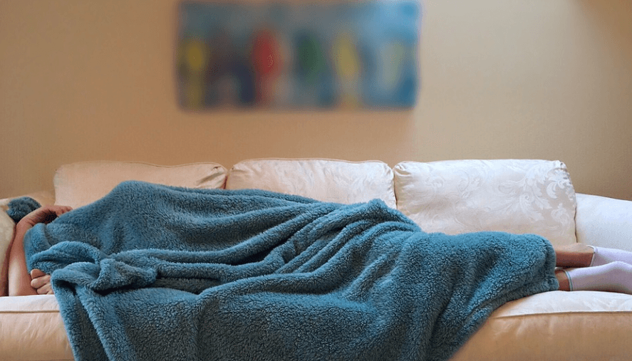 쇼파에 누워서 잠을 자고 있다