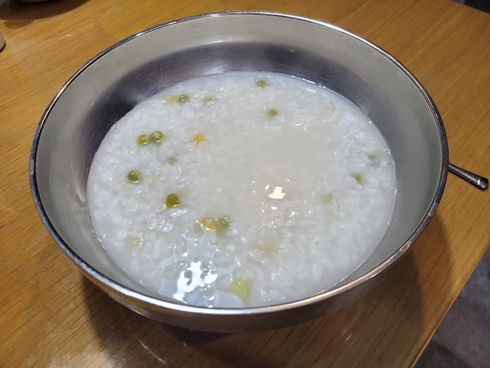 완두가 들어간 흰죽
