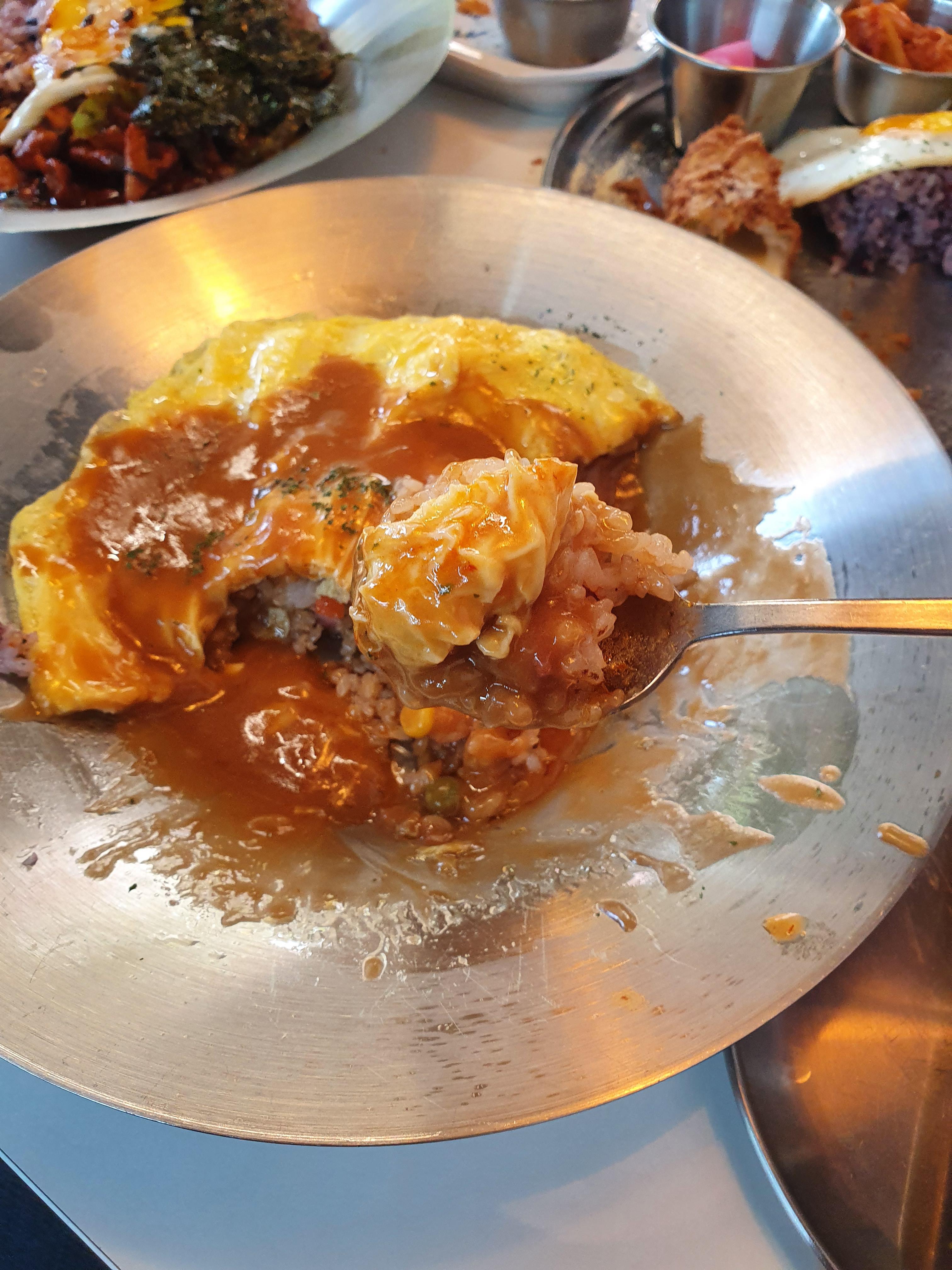 기대이상으로 식감과 맛이 일품이였던 오므라이스! 역시 돈까스집엔 오므라이스가 기본적으로 평타 이상을 침!