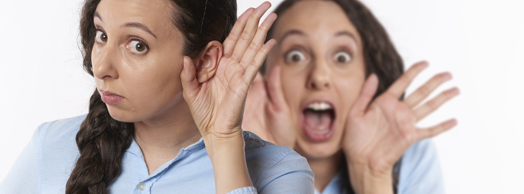 이야기를 듣고 놀라워하는 여성사진
출처 픽사베이