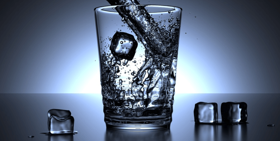 눈이 붓는 이유로 각 얼음을 컵에 넣고 물을 따르고 있다