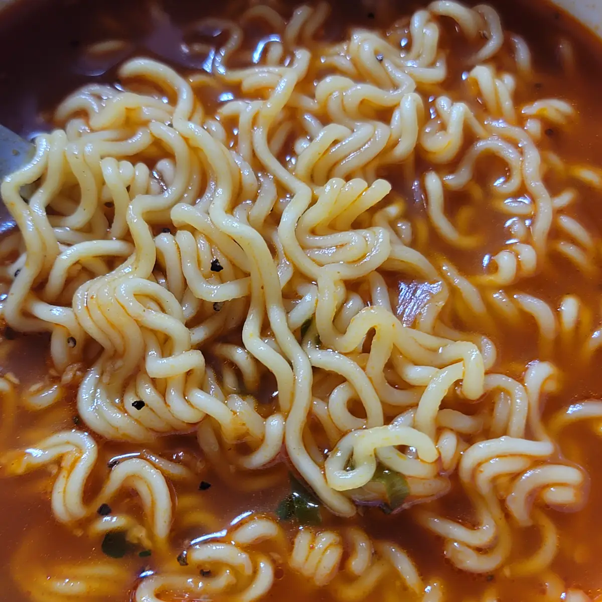 마열라면-국물-면-확대