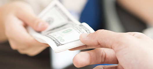 달러를-주고받는-남자손-여자손