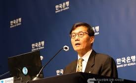 글로벌 경제 불확실성을 나타내는 세계 지도 및 금융 이미지