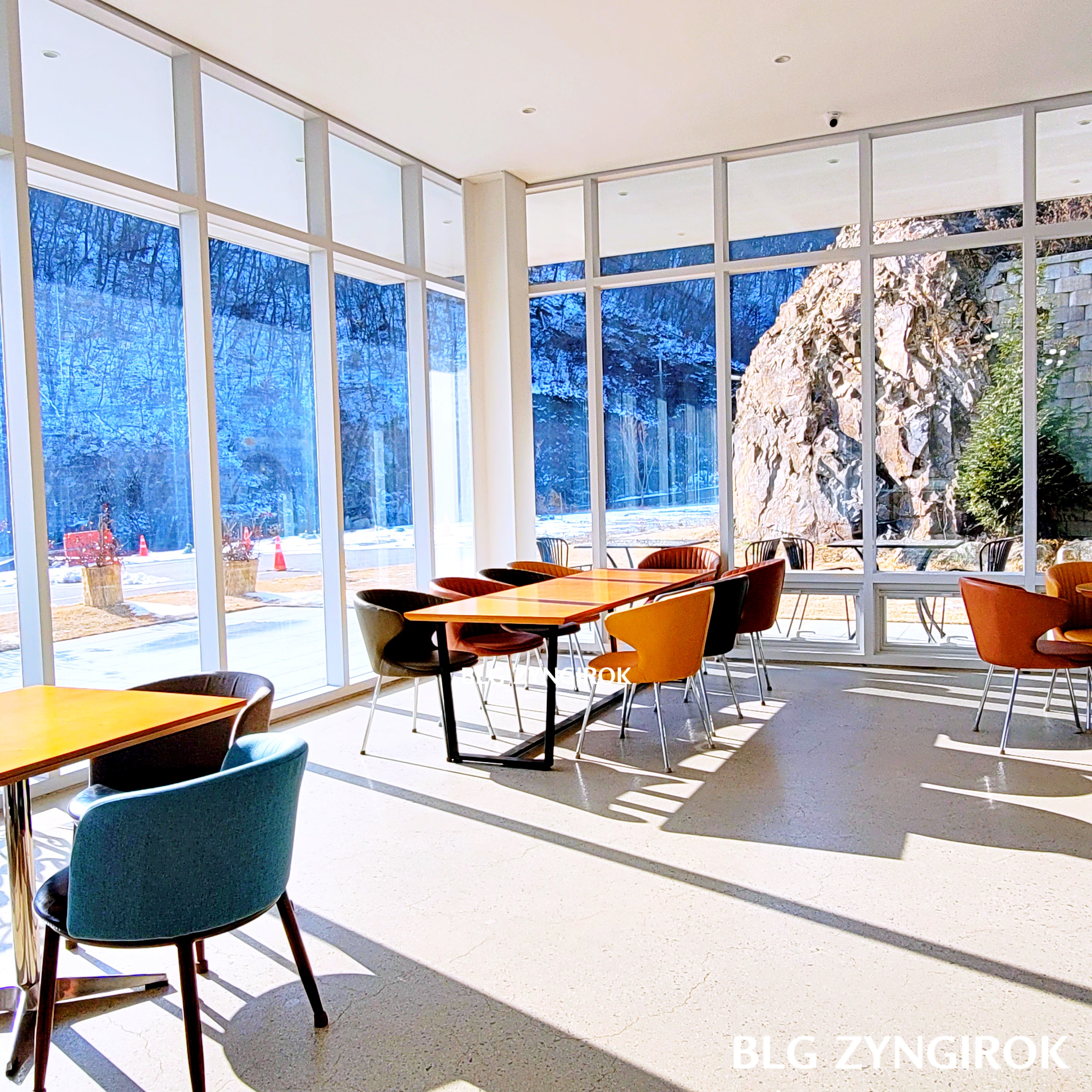 양주 카페 닛다 내부 - 1층 햇살이 가득 들어오는 좌석 모습이다.