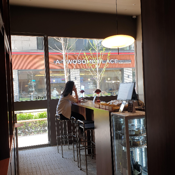 삼성역 스페셜티 커피 전문점 펔스 커피 (Perks Coffee)_픽업대 이자 테이블_ 고객이 앉아 있는 테이이블