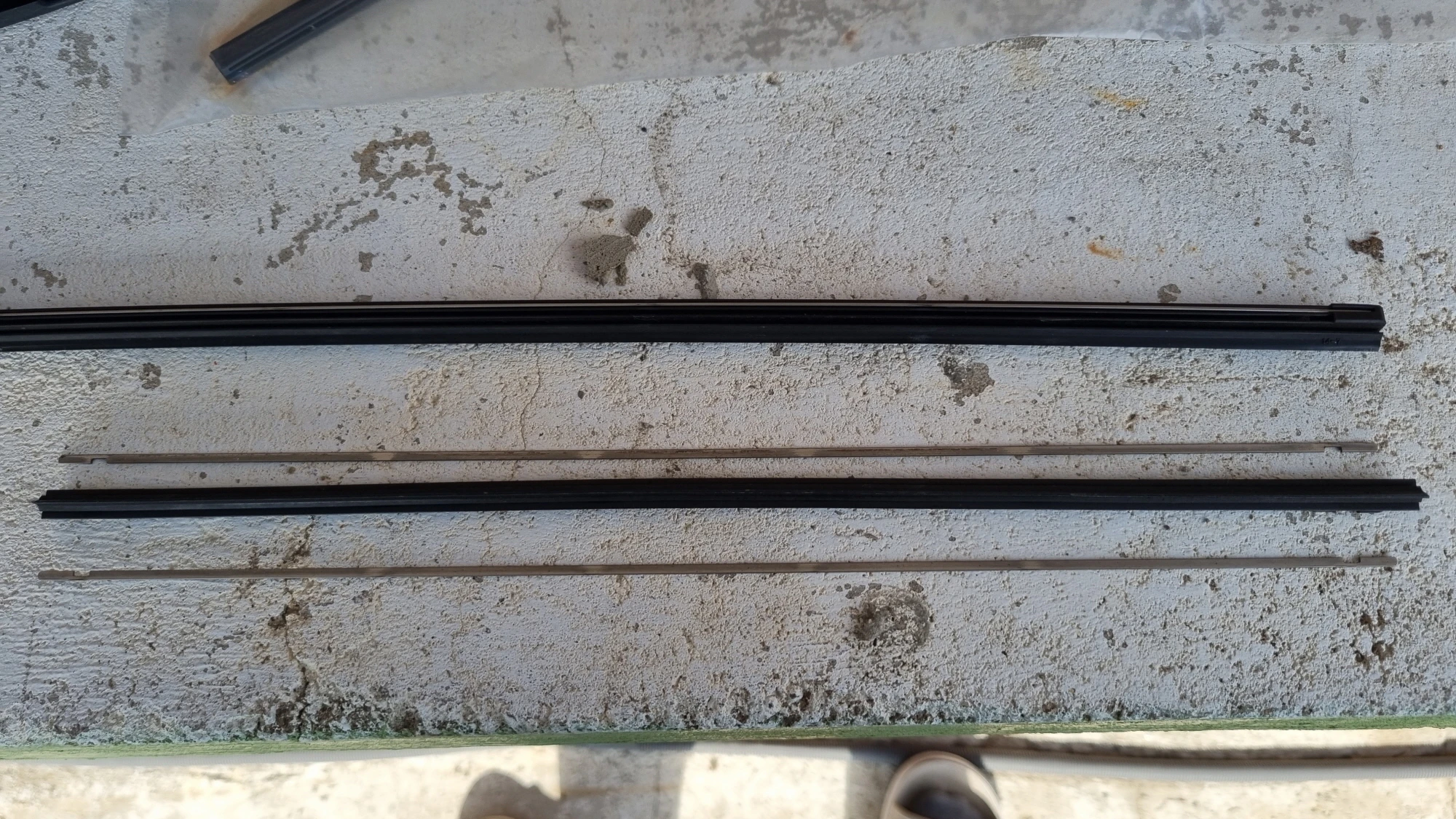 와이퍼 고무 철심 빠진 모습