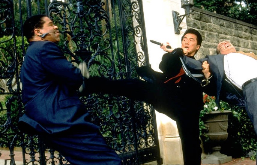 다리와 손을 써서 두 사람을 동시에 제압하는 형사 리