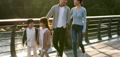 따뜻한 햇살 아래서 부모님과 자녀가 함께 산책