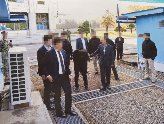 판문점을 통해 북한으로 추방되고 있는 탈북 어민의 모습