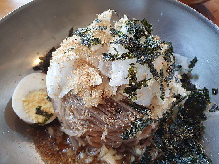 동해막국수-깨-간장-다진양파-설탕-가득