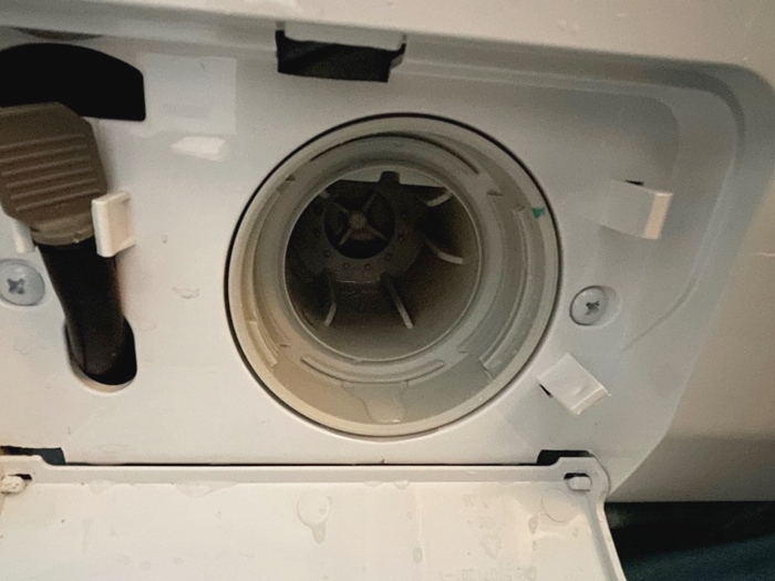 드럼-세탁기-물뺀모습