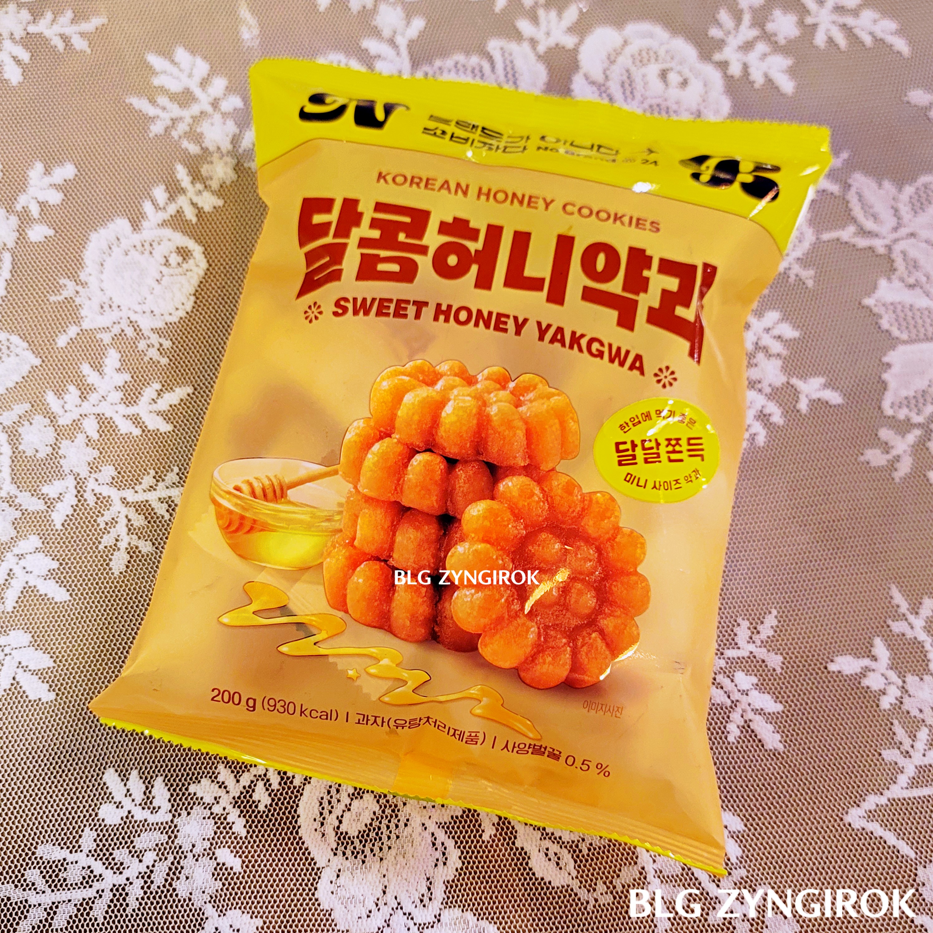 노브랜드 달콤허니약과 봉지가 테이블 위에 놓여있다.